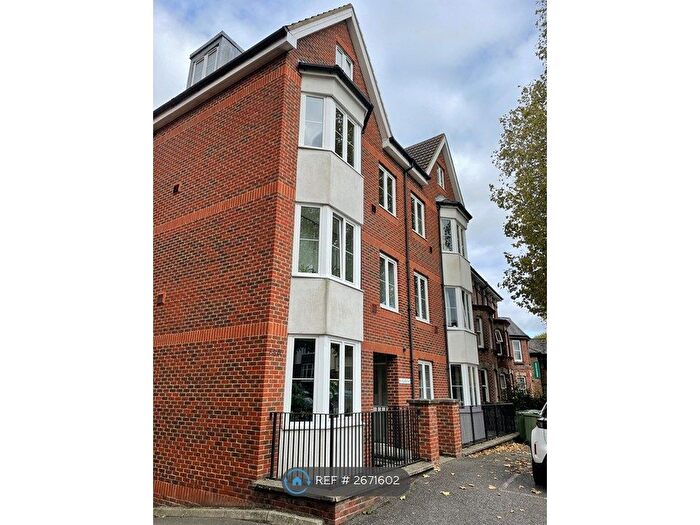 2 Bedroom Flat To Rent In College Heights, Maidstone, ME15