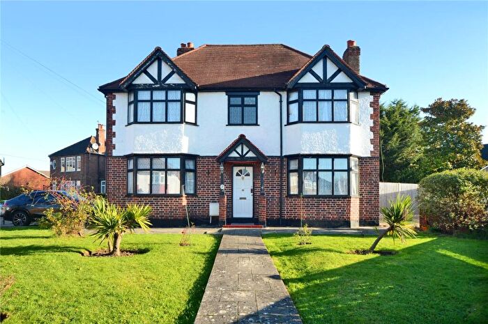 3 Bedroom Semi-Detached House For Sale In Hazlemere Gardens, Worcester Park, KT4