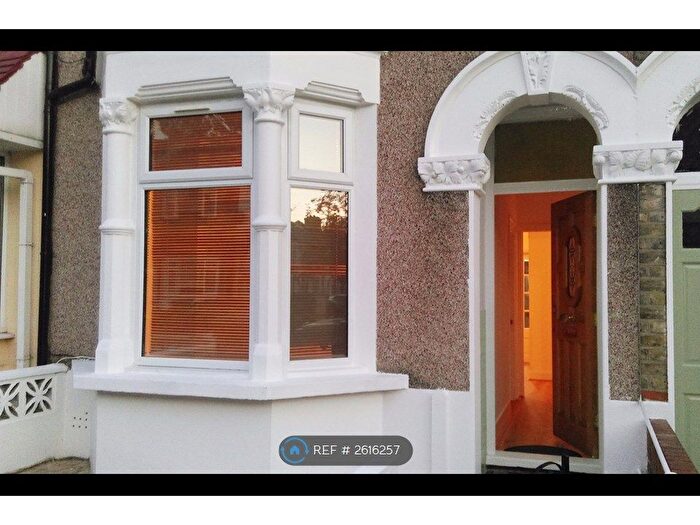 2 Bedroom Terraced House To Rent In Kingsland Road, London, E13