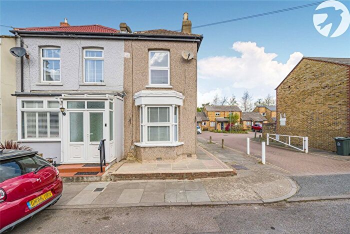 2 Bedroom End Of Terrace House For Sale In Broomfield Road, Swanscombe, Kent, DA10