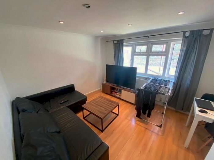 1 Bedroom Flat To Rent In Rockingham Street, London, SE1