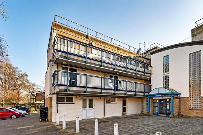 2 Bedroom Flat To Rent In Baddow Close, Woodford Green, IG8