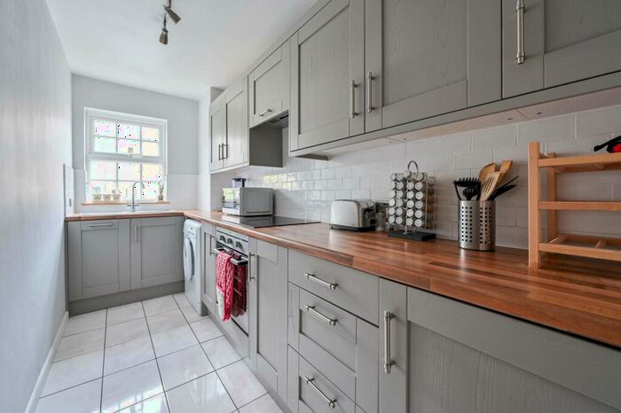 1 Bedroom Flat To Rent In Macleod Street, Elephant And Castle, London, SE17