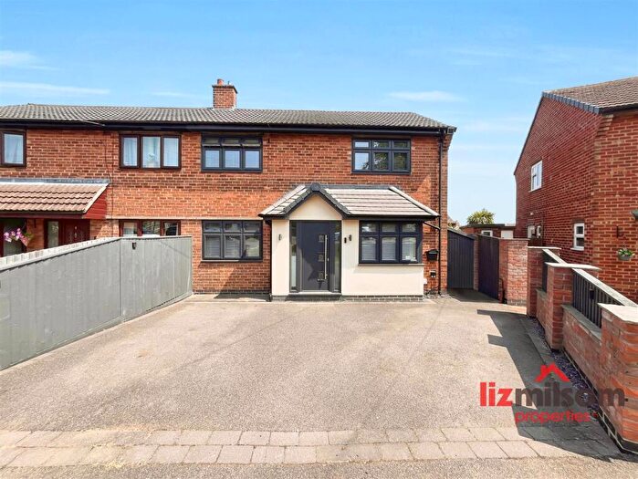 3 Bedroom Semi-Detached House For Sale In Salisbury Drive, Midway, Swadlincote, DE11