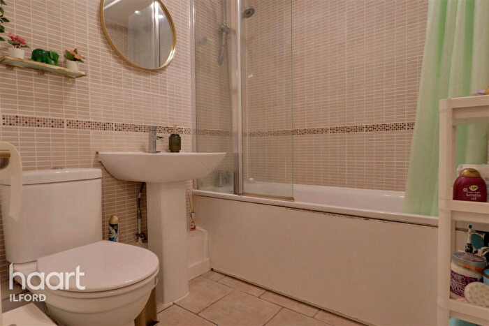 2 Bedroom Flat To Rent In Royal Crescent, Ilford, IG2