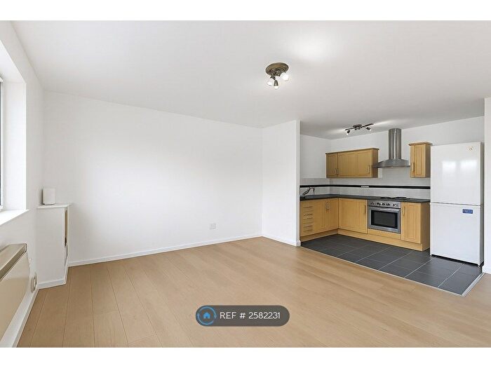 2 Bedroom Flat To Rent In Newton Heath, Manchester, M40