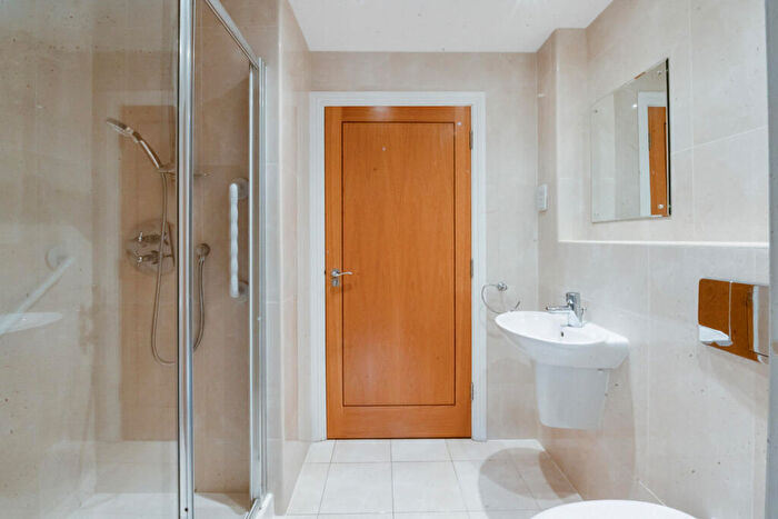2 Bedroom Flat For Sale In Lawn Close, Datchet, SL3