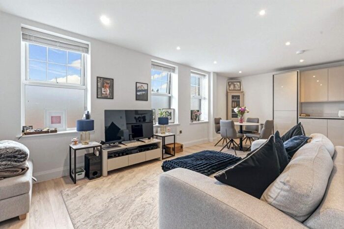 1 Bedroom Flat For Sale In Sunninghill, Berks, SL5