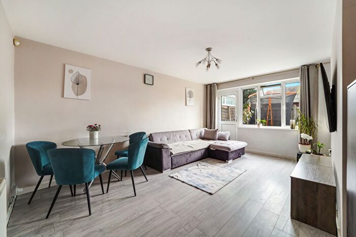 2 Bedroom Flat For Sale In Jasmin Road, Ewell, Epsom, KT19