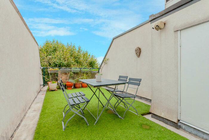 2 Bedroom Apartment To Rent In East Bank, London, N16