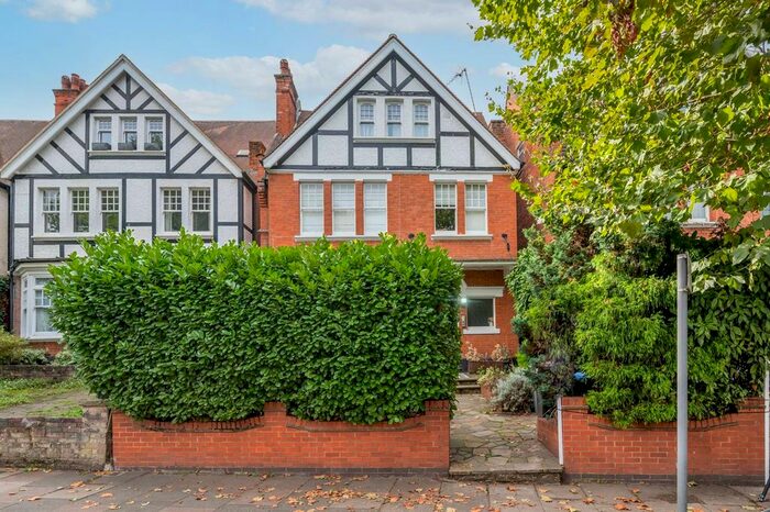 3 Bedroom Flat To Rent In Brondesbury Park, Brondesbury Park, London, NW2