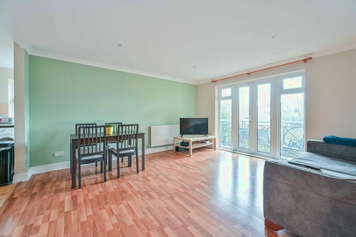 3 Bedroom Flat To Rent In Rubens Place, Brixton, London, SW4