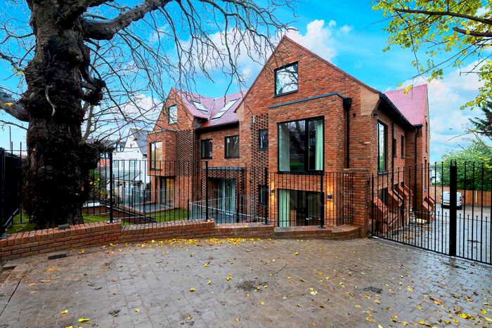 1 Bedroom Flat To Rent In High Road, Loughton, Essex, IG10