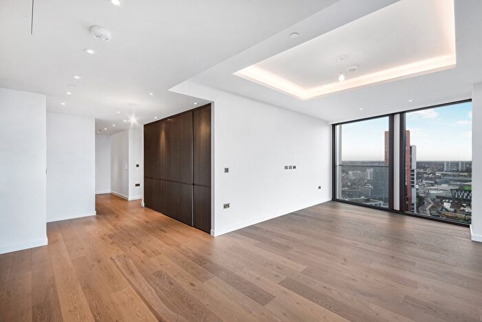 3 Bedroom Flat To Rent In Carnation Way, London, SW8