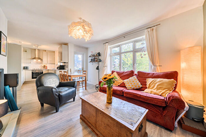 2 Bedroom Apartment For Sale In Lowth Road, London, SE5
