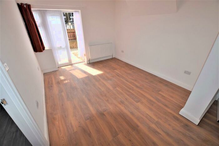 3 Bedroom Ground Flat To Rent In Stafford Road, London, E3