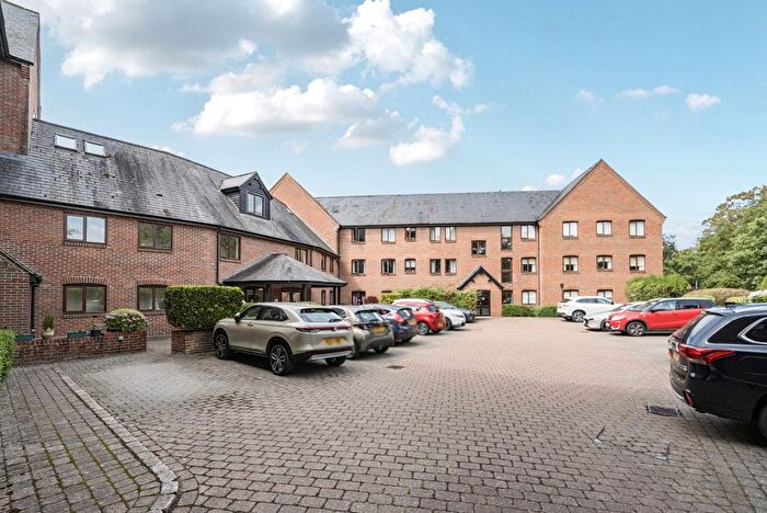 2 Bedroom Flat For Sale In Silk Lane, Twyford, Reading, Berkshire, RG10