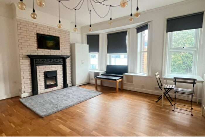 2 Bedroom Flat To Rent In Crown Terrace, Cricklewood Lane, London, NW2