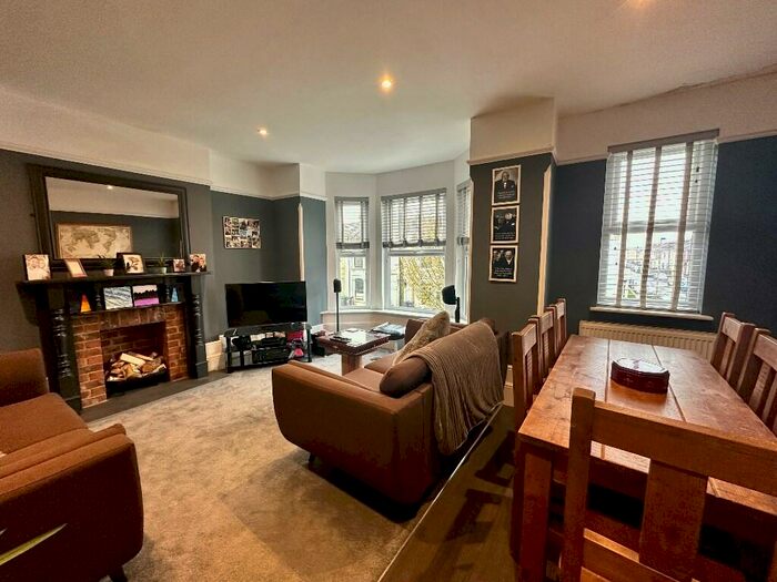 2 Bedroom Flat To Rent In Laburnum Grove, Portsmouth, Hampshire, PO2