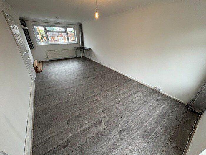2 Bedroom Flat To Rent In Mimms Hall Road, Potters Bar, EN6