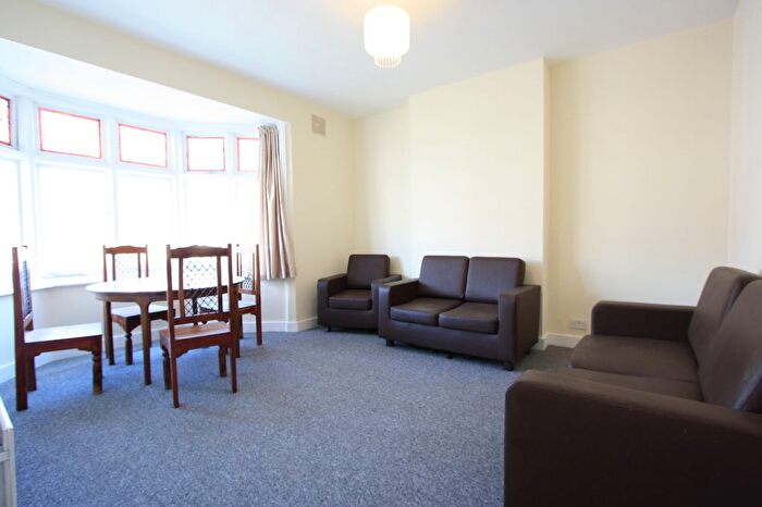 2 Bedroom Flat To Rent In Fairmile Avenue, London, SW16