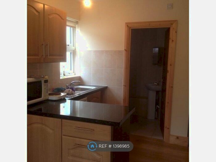 Studio To Rent In Lakefield Road, London, N22