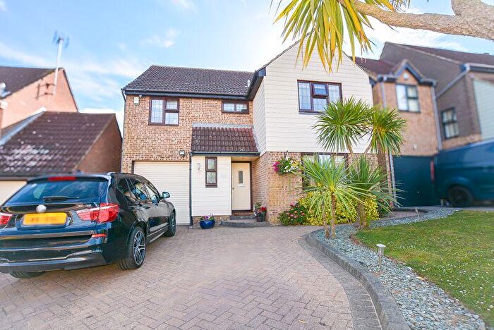 4 Bedroom Detached House For Sale In Minton Heights, Rochford, SS4