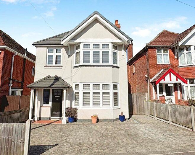 3 Bedroom Detached House For Sale In Chessel Avenue, Southampton, SO19