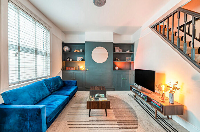 2 Bedroom Cottage For Sale In West Street, Carshalton, SM5