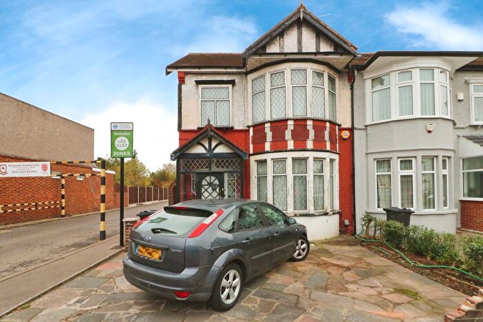3 Bedroom End Terrace House For Sale In Fencepiece Road, Ilford, IG6