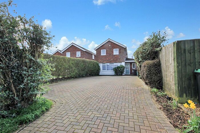 4 Bedroom Detached House For Sale In Silverdale Grove, Rushden, NN10