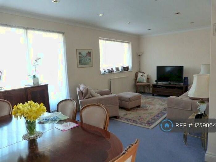 2 Bedroom Flat To Rent In Regents Court, Edgware, HA8