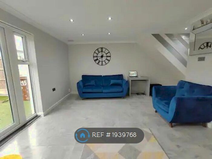 3 Bedroom End Of Terrace House To Rent In Orchard Road, South Ockendon, RM15