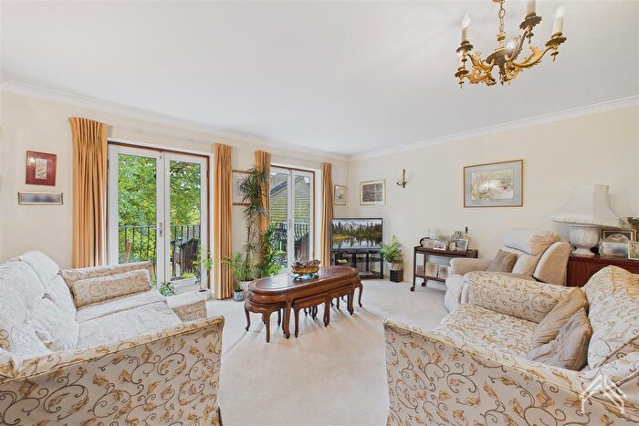 2 Bedroom Flat For Sale In Mount Park Road, Harrow On The Hill, HA1