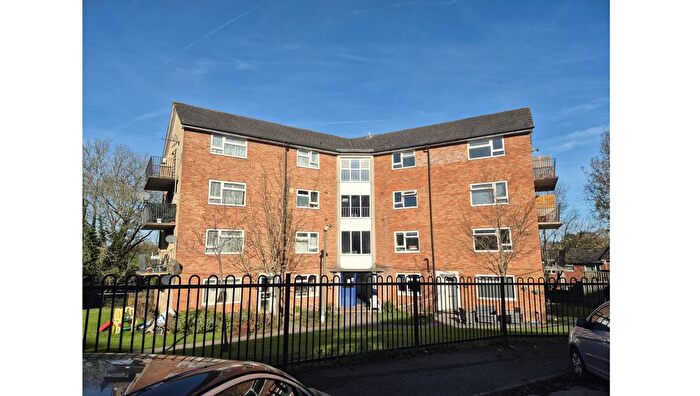 2 Bedroom Flat For Sale In Hunters Hill, Burghfield Common, Reading, Berkshire, RG7