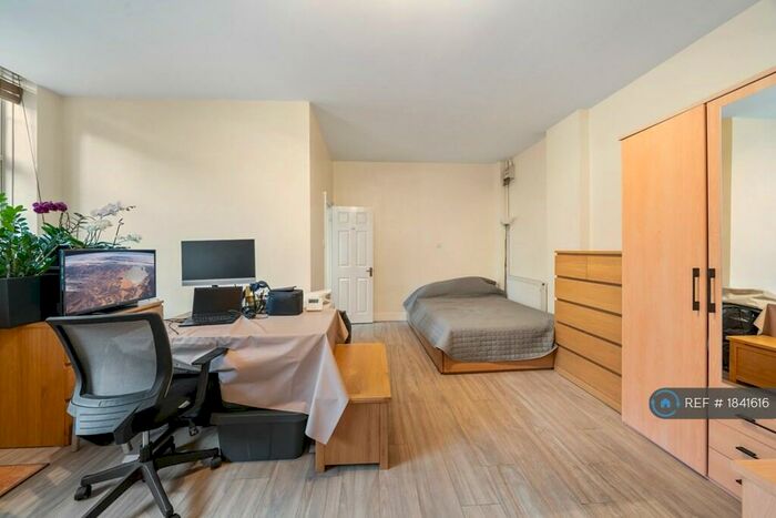 Studio To Rent In Mansell Street, London, E1