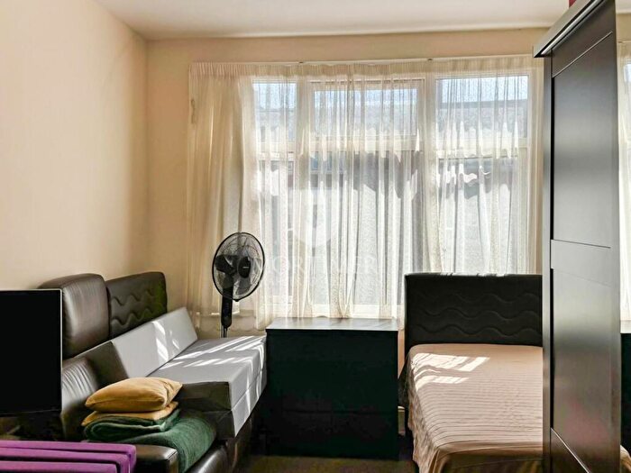 2 Bedroom Apartment To Rent In Green Lanes, London, N21