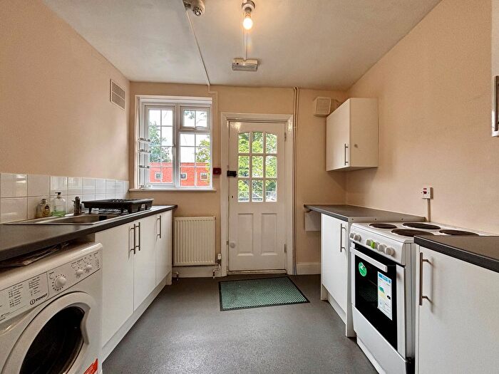 3 Bedroom Flat To Rent In High Street, Beckenham, BR3
