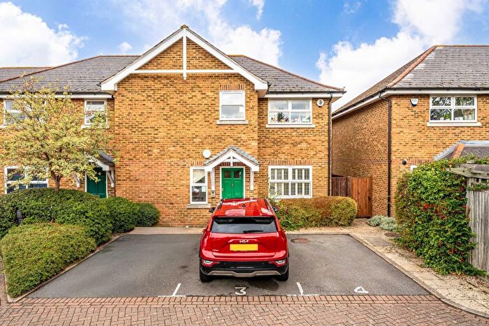 1 Bedroom Flat For Sale In Nursery Gardens, Hampton, TW12