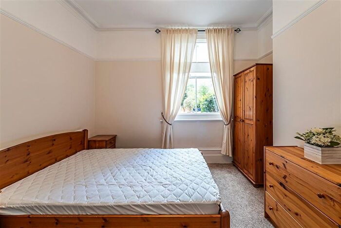 2 Bedroom Flat To Rent In Brightwell Crescent, London, SW17
