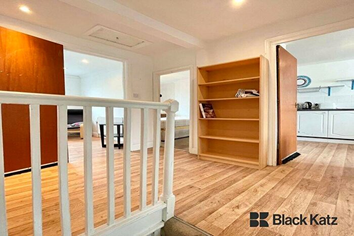 3 Bedroom Flat To Rent In Walworth Road, Elephant And Castle, SE17