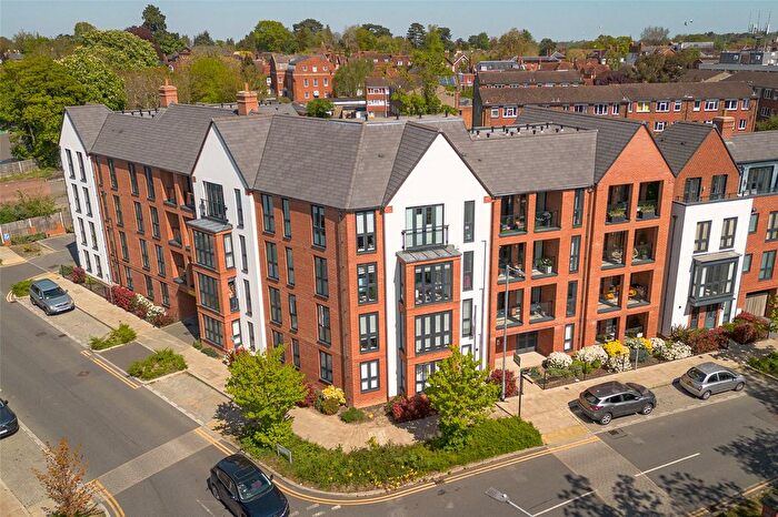 2 Bedroom Flat For Sale In Earle Crescent, Wokingham, Berkshire, RG40