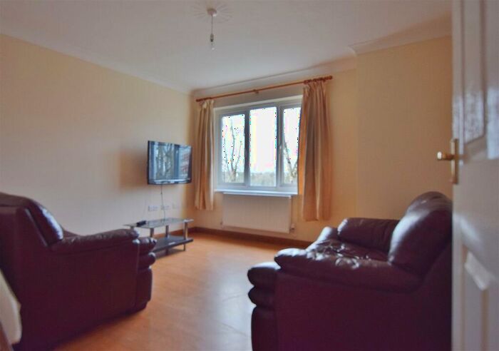 2 Bedroom Apartment To Rent In Flat Hall Park Close Haverfordwest Pembrokeshire, SA61