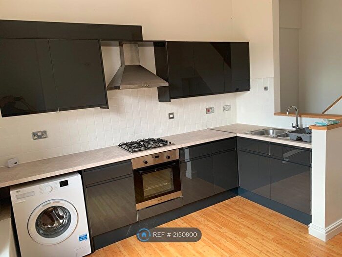 2 Bedroom Flat To Rent In Grove Avenue, Lymm, WA13
