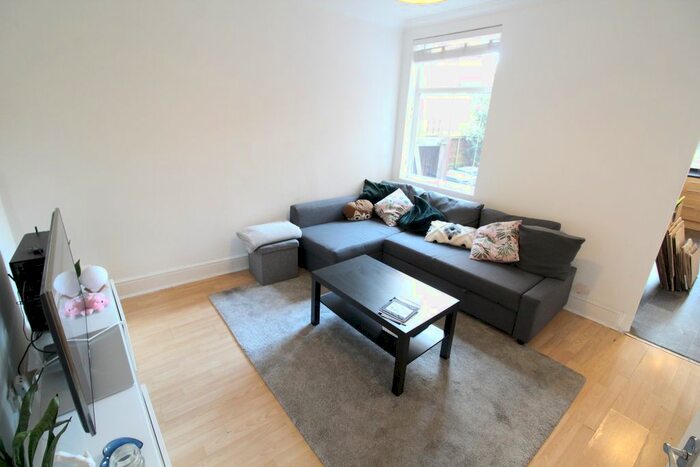 3 Bedroom Terraced House To Rent In Tennyson Road, Luton, LU1