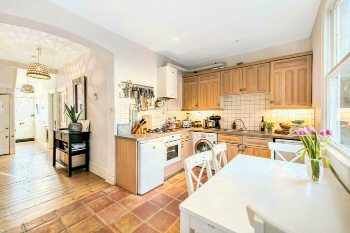 3 Bedroom Flat To Rent In Badminton Road, Balham, London, SW12