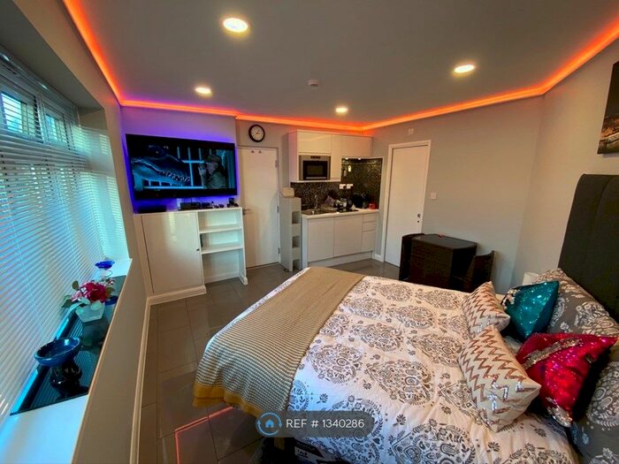 Studio To Rent In St Dunstans Hill, Sutton, SM1