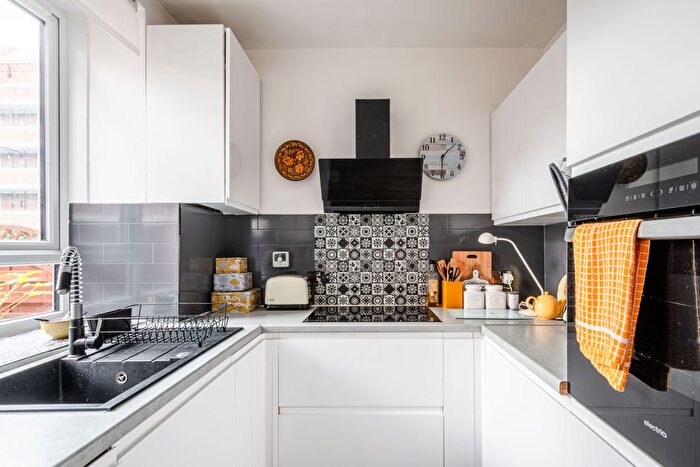 1 Bedroom Flat To Rent In Boxmoor House, Whiston Road, E2