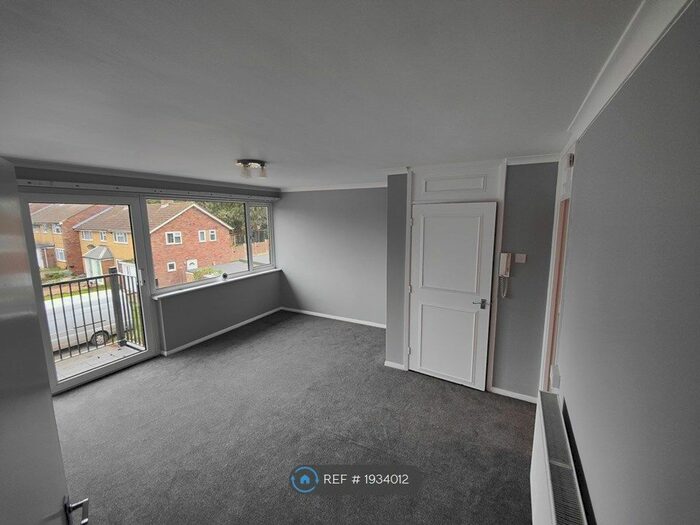 2 Bedroom Flat To Rent In Chaulden House Gardens, Hemel Hempstead, HP1