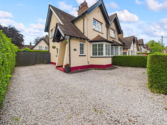 2 Bedroom Semi-Detached House For Sale In Cherry Tree Avenue, Garden Village, Hull, HU8